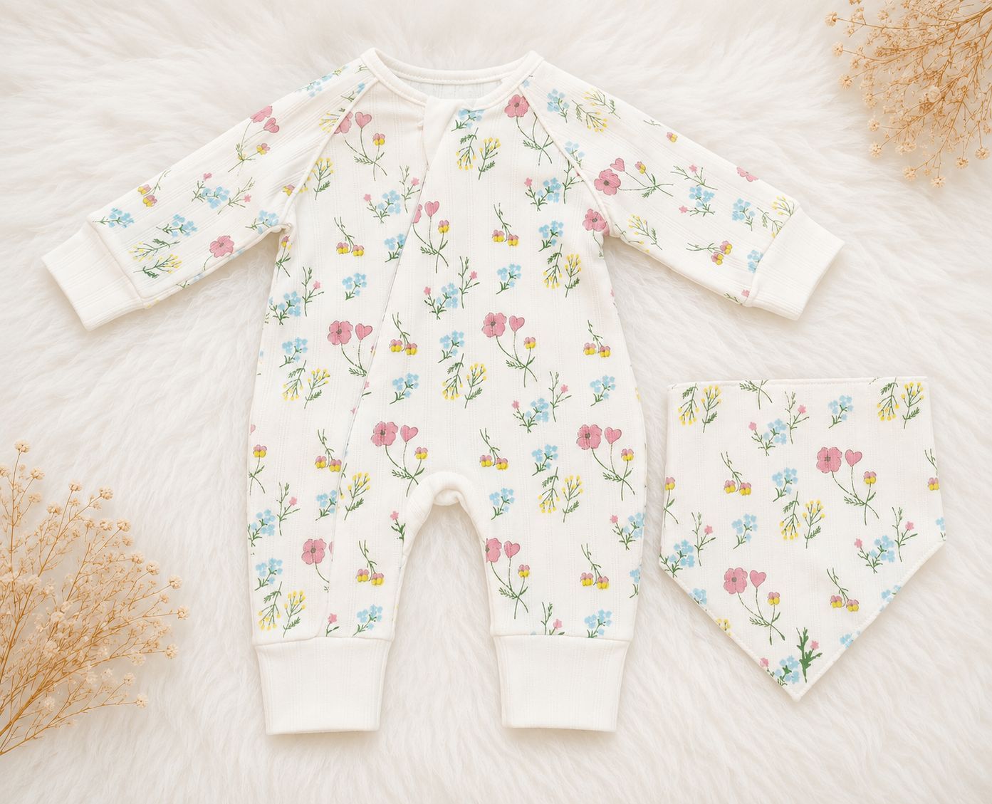 سرهمی نوزادی دخترانه طرح گل‌دار به همراه پیشبند برند baby one